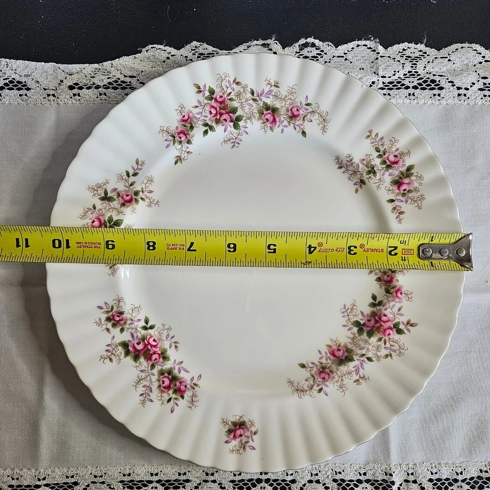 Royal Albert Bone China Lavender Rose Pattern 2-piece Set Dinner Salad Plates